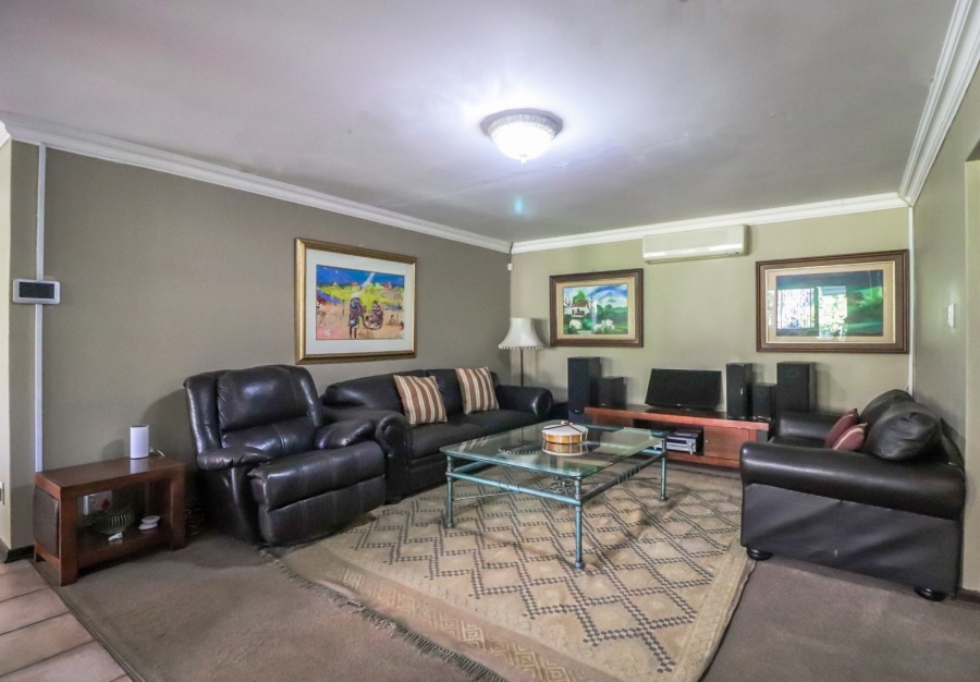6 Bedroom Property for Sale in Heuwelsig Free State